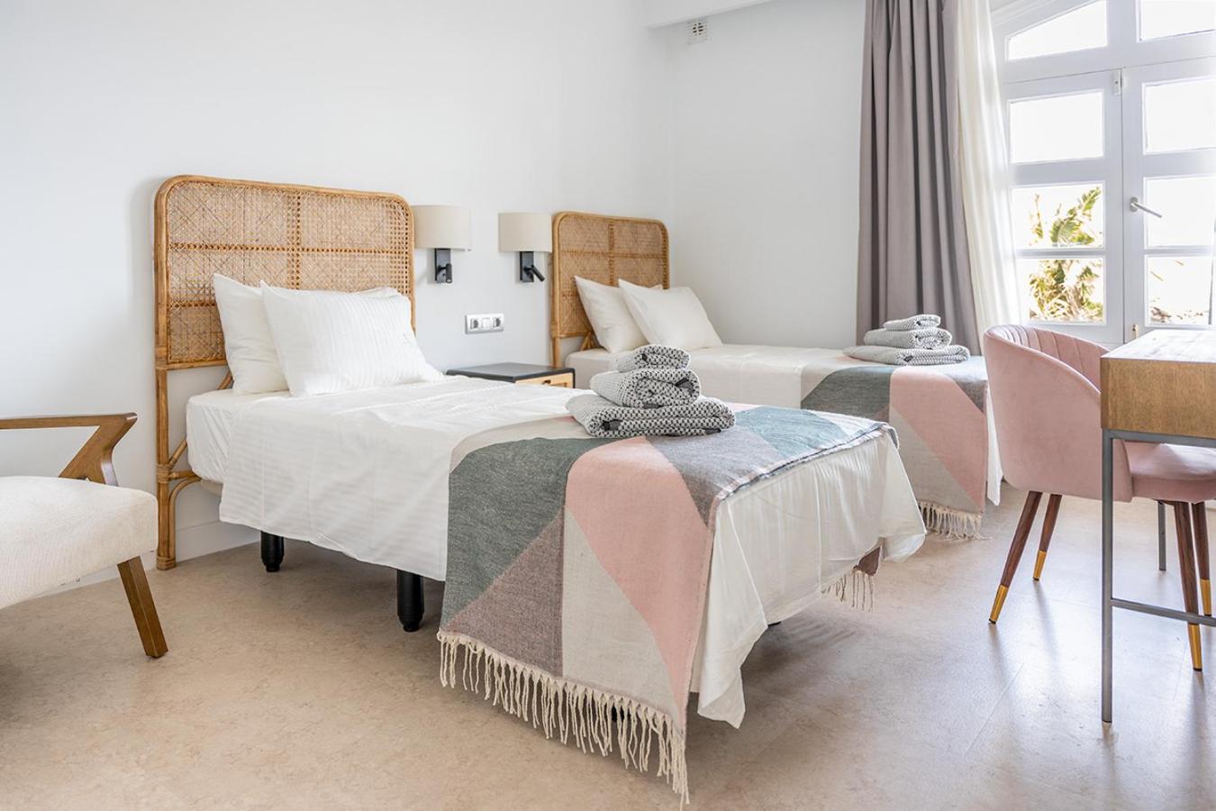 Villa Palmitas - Sea Views - Private Pool - Hot Tub - Table Tennis Puerto Calero